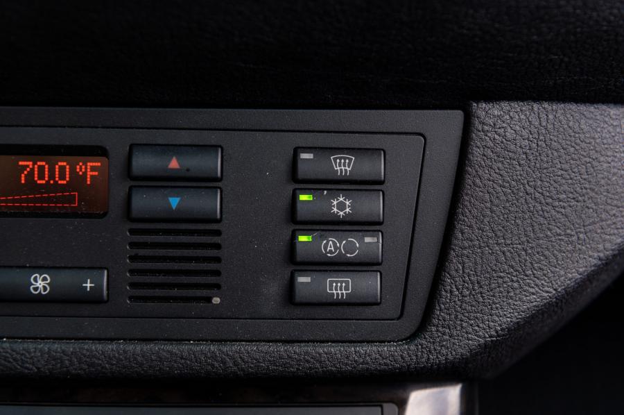 Детали интерьера BMW X5 4.8is (E53) 2004 года  (NA) (фото 61 из 104)